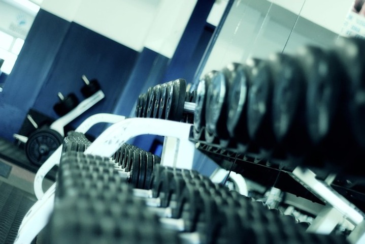 Bryan faz exercícios físicos todos os dias. Uma série planejada meticulosamente para alcançar seus objetivos. E, para não haver erro, ele montou uma academia dentro da própria casa, com todos os aparelhos indicados. 
