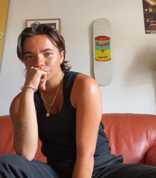 Zoe Terakes se identifica como não-binárie e trans masculino.