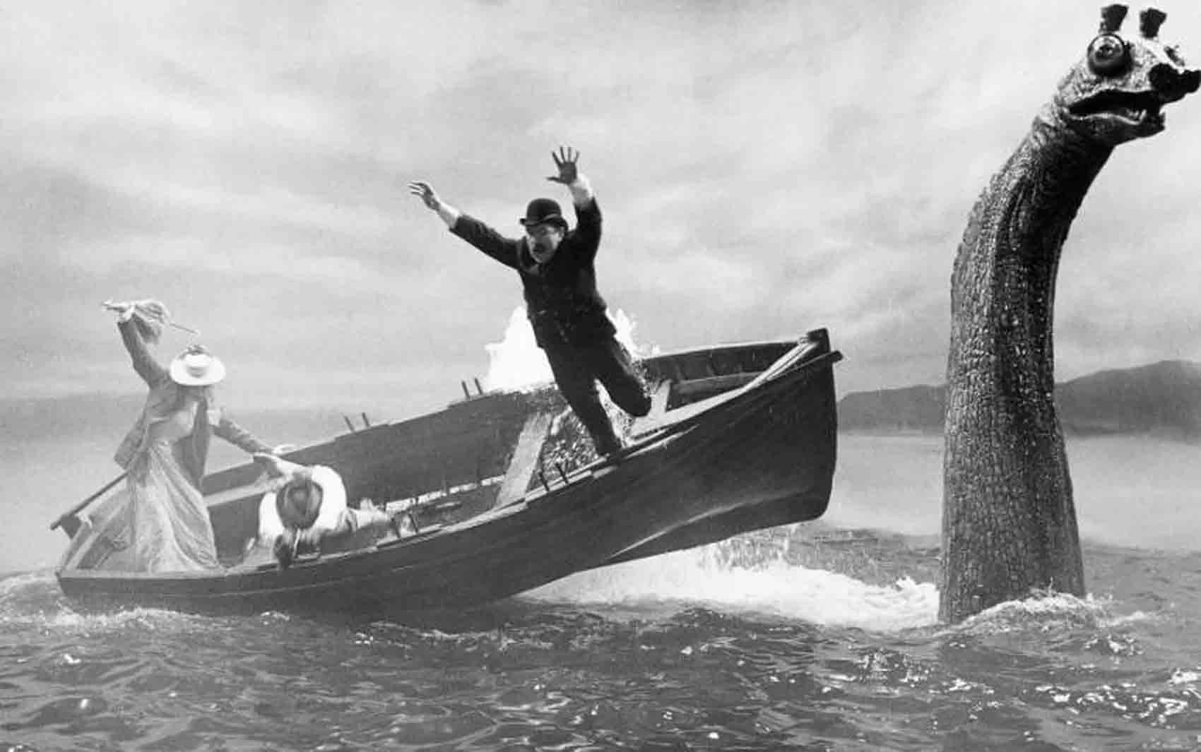 MONSTRO DO LAGO NESS (Escócia)  - Uma espécie de réptil marinho, semelhante ao plesiossauro (criatura do Período Jurássico Inferior, há 200 milhões de anos). A primeira referência data do ano 565. E o primeiro relato autenticado é de 1880, registrado por um mergulhador profissional. Na foto, o monstro no filme ‘A Vida Íntima de Sherlock Holmes’ 