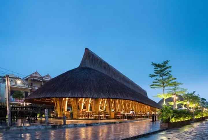 Nocenco Cafe, Vietnã: Esse café foi projetado pelo escritório de arquitetura VTN Architects, em parceria com a Bambubuild, uma empresa especializada em construção com bambu.