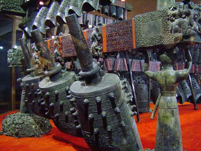 O bianzhong é um antigo instrumento musical chinês composto por um conjunto de sinos de bronze. A China foi pioneira neste tipo de item melódico, que surgiram entre 2.000 e 3.600 anos atrás. 