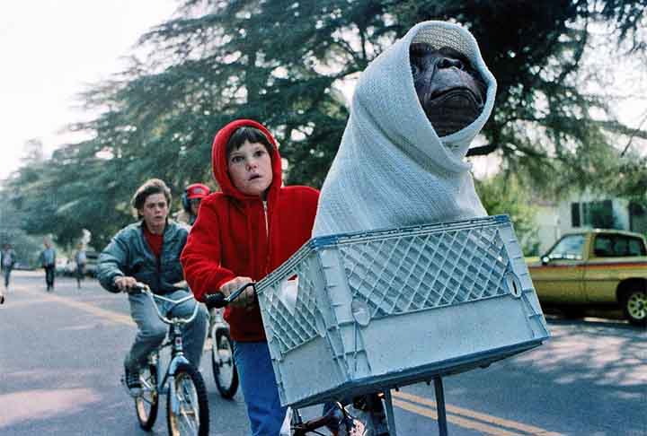 E.T. – “E.T.: O Extraterrestre” (1982) - Criado por Steven Spielberg, E.T. é um alienígena gentil que fica preso na Terra e faz amizade com um garoto chamado Elliott. Ele é pequeno, de olhos grandes, e possui habilidades telepáticas e de cura. O filme tornou-se um clássico por retratar o elo entre crianças e seres de fora da Terra com sensibilidade e emoção.