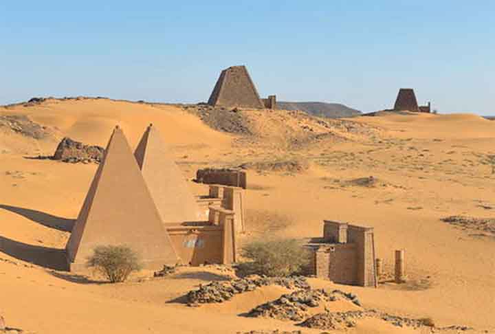 As construções no Egito são mais altas, podendo alcançar até os 138 metros. Já as sudanesas ficam entre cinco e 30 metros, e são mais íngremes. 