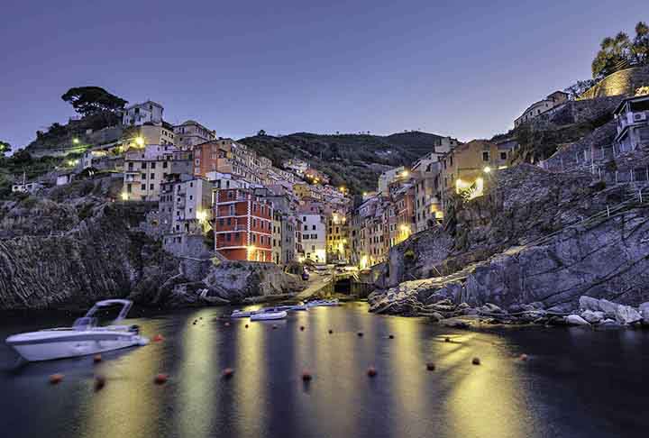 <p>Conhecida por suas casas coloridas empilhadas nas encostas rochosas, a vila oferece vistas deslumbrantes do Mar da Ligúria. É famoso por ser um ótimo lugar para apreciar o pôr do sol.</p>
