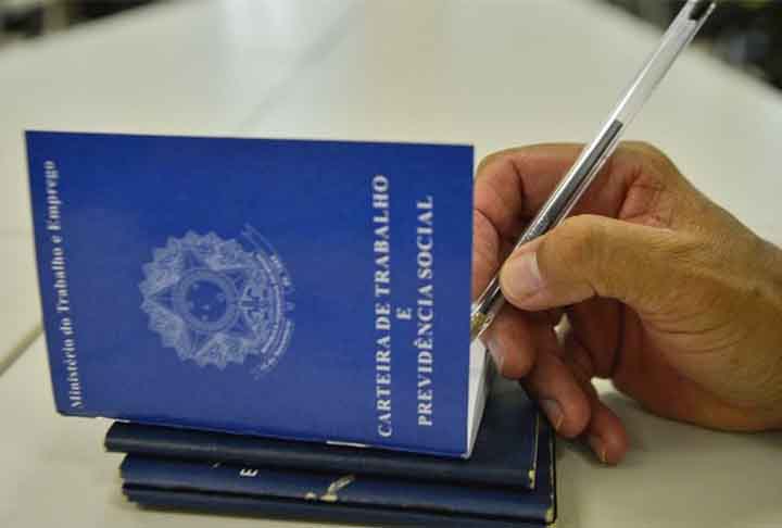 O abono salarial de 2025 refere-se aos servidores públicos e empregados da iniciativa privada que trabalharam ao menos 30 dias em 2023 e receberam mensalmente até dois salários mínimos.
