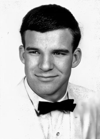 Steve Martin nos tempos do ensino médio em fotografia de 1963