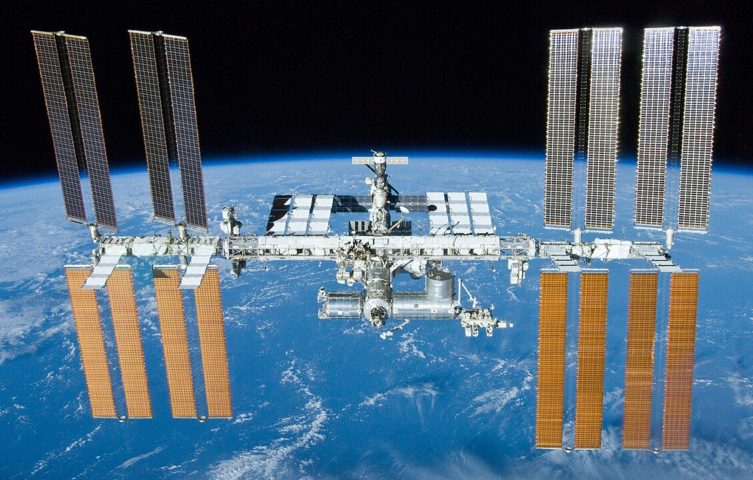 Ele está disponível no Android e iOS para celular, e também nas principais plataformas de streaming que aceitam o aplicativo NASA, como Apple TV e Roku.