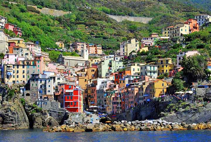 <p>Riomaggiore, Ligúria (Itália): Esta é uma encantadora vila localizada na região da Ligúria, Itália, e faz parte do famoso conjunto de aldeias conhecido como Cinque Terre.</p>

