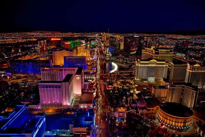 Las Vegas pulsa: cidade dos pecados, dos cassinos e dos casamentos