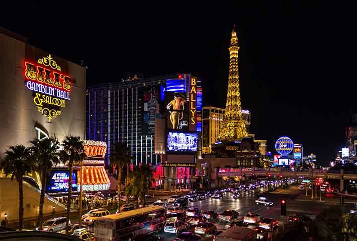 No dia 30/04, quando Mars anunciou a nova leva de shows, voltaram a circular rumores de que o cantor havaino tinha uma dívida de US$ 50 milhões com um cassino de Las Vegas, cidade da costa oeste estadunidense conhecida como a “capital mundial do jogo”. 
