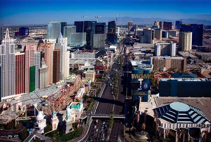 A cidade de Las Vegas é dividida em duas partes: o centro, onde estão localizados os principais cassinos e atrações turísticas, e a Strip, uma avenida de 6,7 km de extensão que abriga alguns dos hotéis mais luxuosos do mundo.- Imagem de 12019 por Pixabay