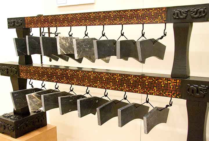 Ao lado dos 'bianqing' (outros sinos, mas feitos de pedras), os 'bianzhong' foram elementos fundamentais em rituais e músicas da corte chinesa em tempos remotos. 