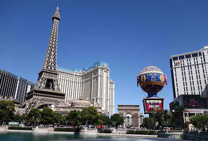 Atualmente, Las Vegas é uma das cidades mais visitadas do mundo, recebendo mais de 40 milhões de turistas por ano. São visitantes de diversas partes do mundo, inclusive do Brasil. -Imagem de elletsuei por Pixabay