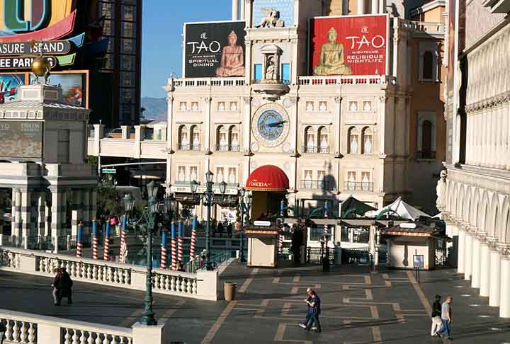 Além das atrações turísticas, Las Vegas também é um importante centro de negócios e comércio. A cidade abriga a sede de várias empresas, como a Caesars Entertainment e a MGM Resorts International.-Imagem de Mike por Pixabay