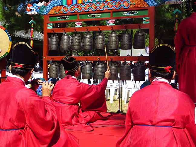 O Confucionismo é uma filosofia chinesa baseada nos ensinamentos de Confúcio (551-479 a.C.), que enfatiza a ética, a moralidade e a harmonia social. Seus pilares incluem o respeito às hierarquias, a importância da educação e a prática de virtudes como a benevolência e a justiça. 