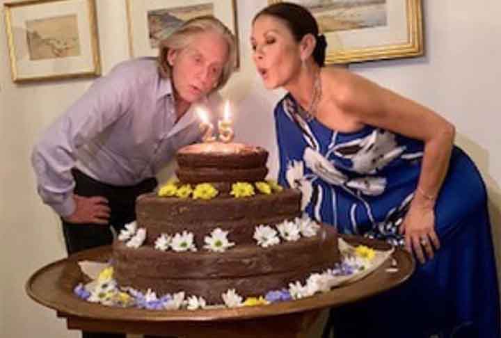 Catherine Zeta-Jones e Michael Douglas completaram 56 e 81, respectivamente. A diferença de 25 anos nunca abalou a atriz, que já deu algumas declarações sobre o assunto.