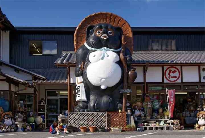 O Tanuki, conhecido como cÃ£o-guaxinim pela semelhanÃ§a com o animal, Ã© um bicho bastante reproduzido na arte nacional nos sÃ©culos mais recentes, mas virou um grande alvo de caÃ§a por causa da sua pele. Este animal tem o hÃ¡bito de hibernar no inverno. 