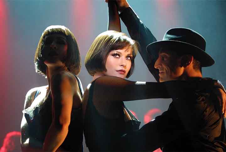 Chicago (2003) - Dirigido por Rob Marshall, estrelado por Renée Zellweger, Catherine Zeta-Jones e Richard Gere.
Musical ambientado nos anos 1920, acompanha duas mulheres acusadas de assassinato que competem pela fama e pela atenção de um advogado carismático. 
