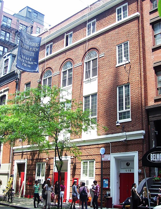 Ele mudou-se para Nova York para ser ator. Na cidade, estudou no prestigiado Lee Strasberg Theatre and Film Institute.
