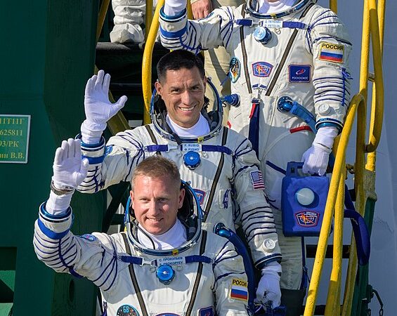 Astronautas voltam à Terra após 371 dias em órbita