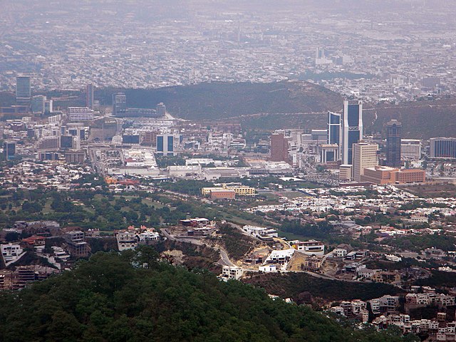 O parque ecolÃ³gico tambÃ©m tem mirantes de onde se veem paisagens panorÃ¢micas da cidade de Monterrey.