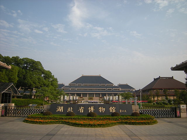 Os sinos ficam protegidos no Museu Provincial de Hubei, em Wuhan, China. O museu é um dos mais renomados do país,  com vasta coleção de artefatos históricos e culturais. Abriga relíquias preciosas, como instrumentos musicais e objetos da tumba do Marquês Yi de Zeng. É um centro de preservação da história, com exposições interativas e educativas.