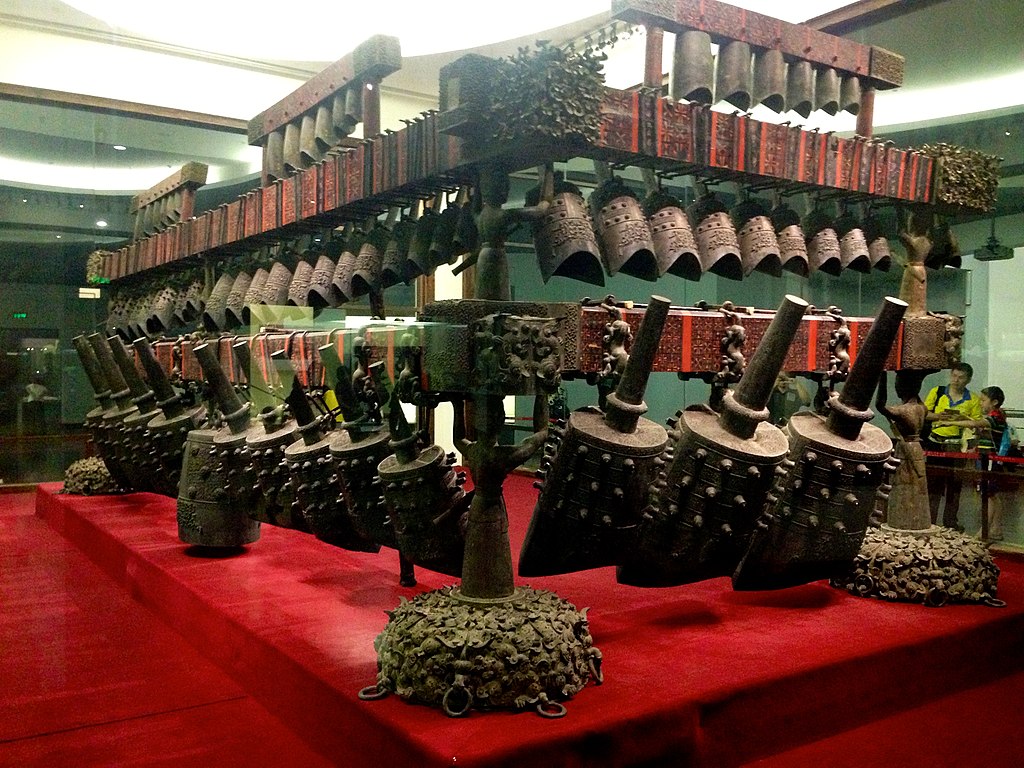 Outras descobertas marcantes envolvendo os bianzhongs dizem respeito ao conjunto cerimonial de 65 sinos encontrados quase intactos na tumba do Marquês Yi de Zeng, num sítio arqueológico na província de Hubei 