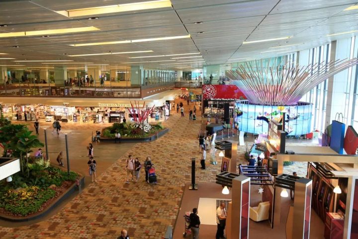 Desembarcar no Aeroporto Changi, em Singapura, é uma experiência que desafia as expectativas de qualquer viajante. Em vez das filas intermináveis, dos corredores confusos e da espera pela bagagem que caracterizam tantos aeroportos ao redor do mundo, o passageiro encontra limpadores autônomos gerenciados por inteligência artificial, pisos impecáveis e um processo de imigração tão ágil que a passagem pelo controle leva menos de 15 minutos. Essas são apenas algumas das vantagens de se estar no melh -  (crédito: Divulgação)