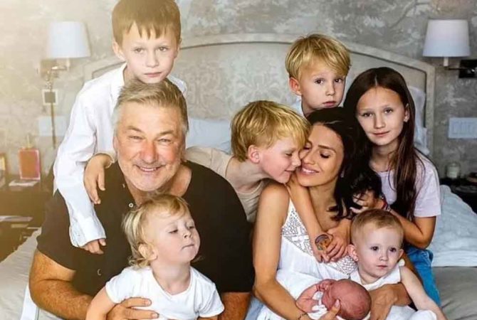 Cansada de ter filhos (7 ao todo), mulher de Alec Baldwin desabafa: ‘Ele ainda quer mais’