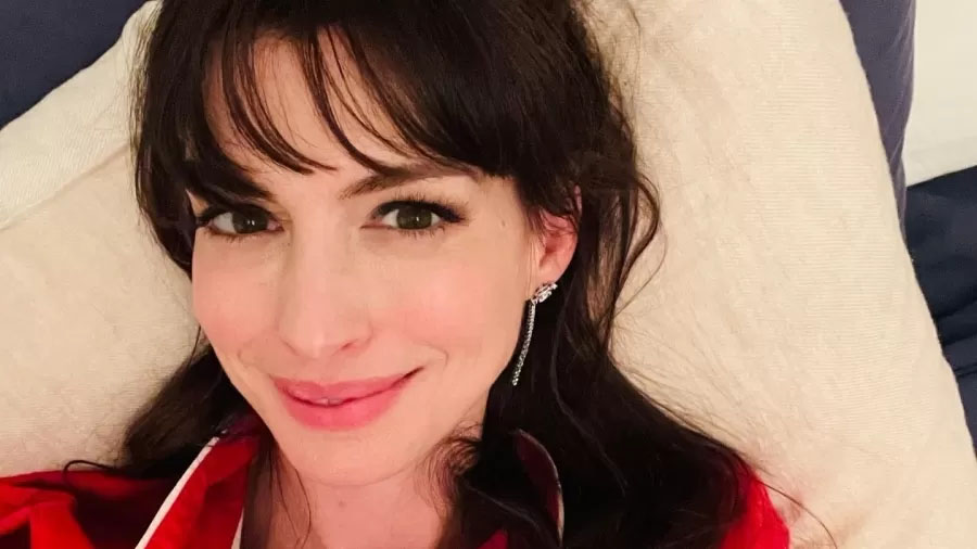 Anne Hathaway â?? Recentemente, ela viralizou ao danÃ§ar ao som da mÃºsica "Manchild" de Sabrina Carpenter, durante as gravaÃ§Ãµes de "O Diabo Veste Prada 2". Ela tambÃ©m cantou e danÃ§ou em diversos papÃ©is, como em "Os MiserÃ¡veis".
