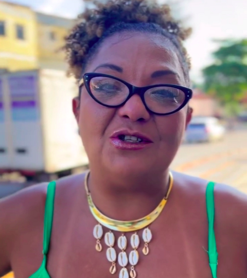 "Tivemos momentos em que ele segurava um copo, segurava biscoito... Hoje isso não acontece mais. Ele está muito dentro do seu mundinho, bem distante", afirma Babi Cruz no livro.
