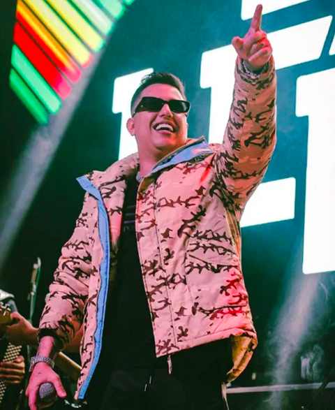 Sertanejo que sofreu sequestro ostenta armas e já foi até preso