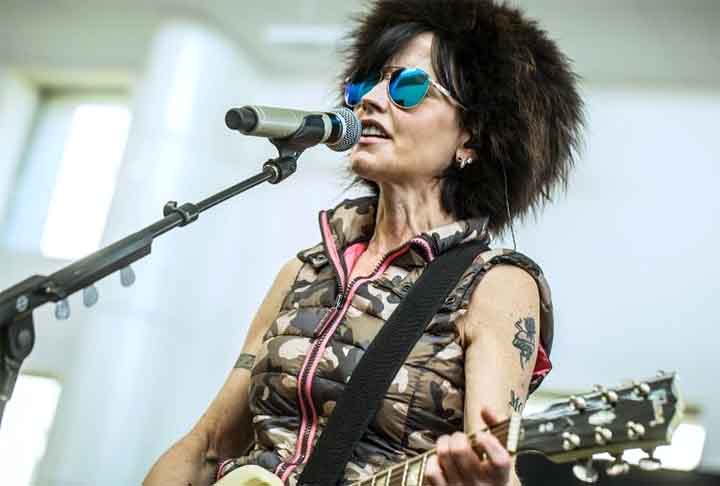 Dolores O'Riordan - A cantora e compositora irlandesa da banda The Cranberries morreu em 15/1/2018 aos 46 anos, afogada na banheira após perder a consiência. 