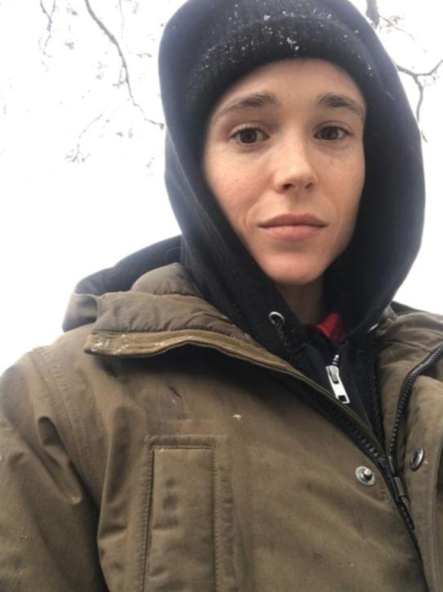 Elliot Page - Nascido na regiÃ£o de Nova EscÃ³cia, no CanadÃ¡, em 21/2/1987 como Ellen Page, mulher, anunciou ser transgÃªnero em 2020. Ã? ator, diretor e produtor. Tem 1,55 metro de altura.