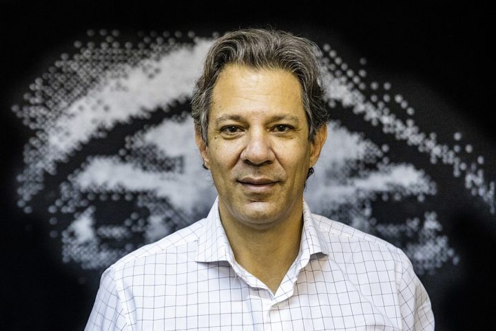 <p>Fernando Haddad – O ex-prefeito de São Paulo e atual ministro da Fazenda é filho de Khalil Haddad, que emigrou do Líbano para o Brasil. Sua mãe, Thereza Goussain Haddad, nasceu no Brasil, mas era filha de libaneses.</p>
