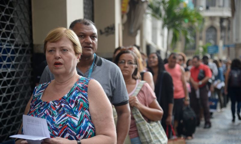 Para quem deseja retirar o novo documento em formato físico, é necessário procurar a Central do Cidadão do seu município e agendar um horário de atendimento.