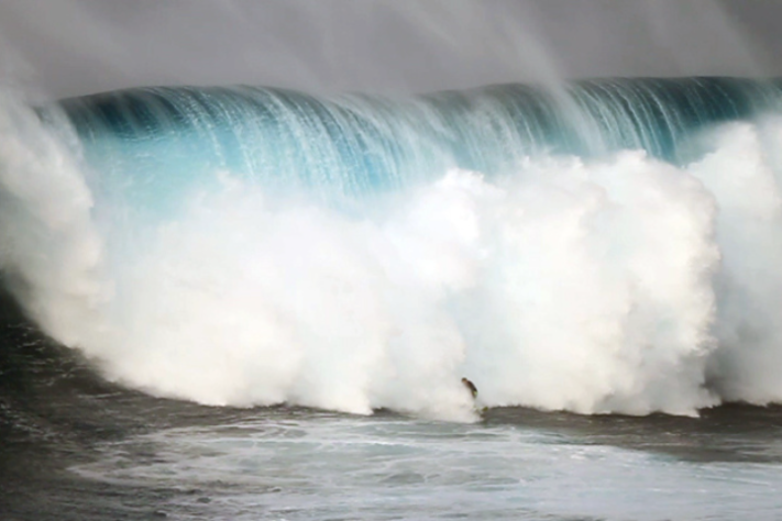 Jaws/Peahi, no Havaí - Wikimedia Commons/Jeff Rowley