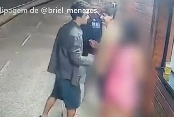 Kayky Brito - imagens de câmera do quiosque flagram ator importunando jovem