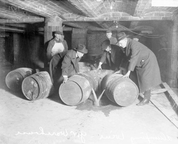 Afinal, entre as décadas de 1920 e meados de 1930, o governo federal optou por instaurar a “Lei Seca”, com o intuito de diminuir os índices de violência e pobreza na sociedade. 