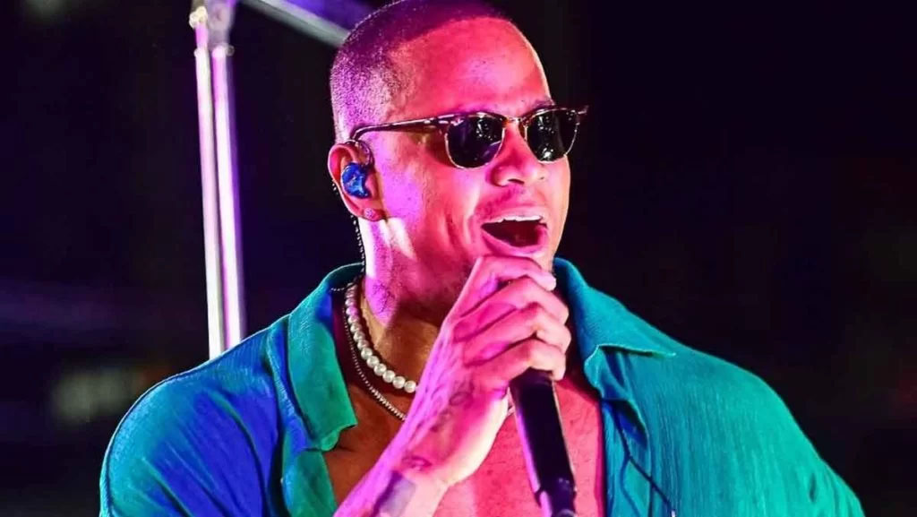 Léo Santana: O cantor baiano, que faz sucesso o ano inteiro, mas costuma bombar no carnaval, vendia frango assado nas praias na Bahia.-Reprodução Instagram