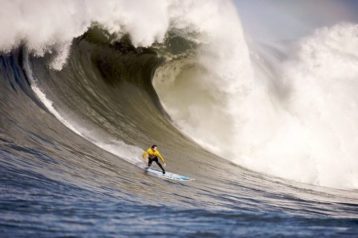 Mavericks, na Califórnia, Estados Unidos - Wikimedia Commons/Shalom Jacobovitz