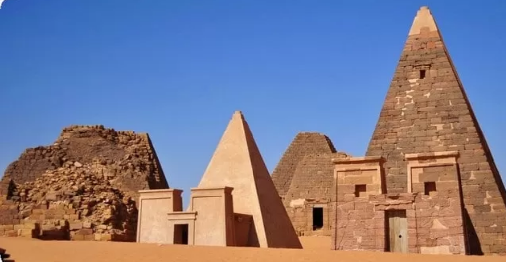   Famoso pelas pirâmides, o Egito é referência nesse assunto histórico. E atrai multidões de turistas. Mas o Sudão, também na África, é o país com maior número de pirâmides. Veja que curioso.  - 