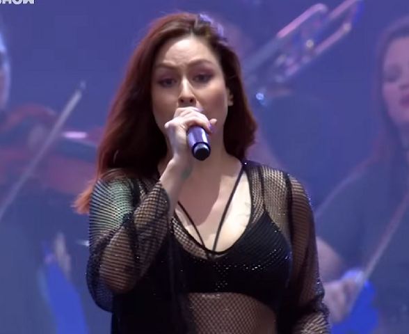 Com grande personalidade e letras que abordam temas sociais e pessoais, a rockeira Pitty nasceu em Salvador, na Bahia. Ela possui uma carreira marcada pela originalidade vocal e diversidade estilística, com projetos acústicos como o Agridoce e a exploração de sonoridades.