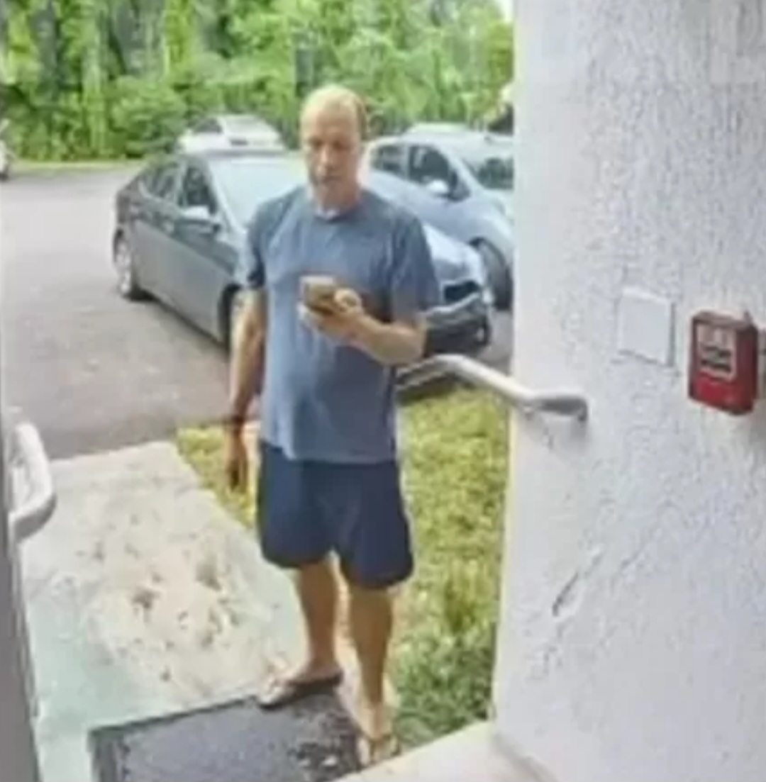 A empresa demitiu o funcionário. E disse que os entregadores já recebem comissão de 2 a 10 dólares pelas entregas, variando conforme tempo e distância. 