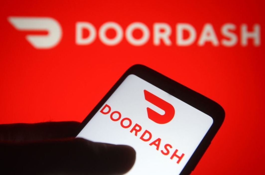 A Door Dash, empresa de aplicativo responsável pela entrega, pediu desculpas ao cliente e disse que "consertaria" a situação.