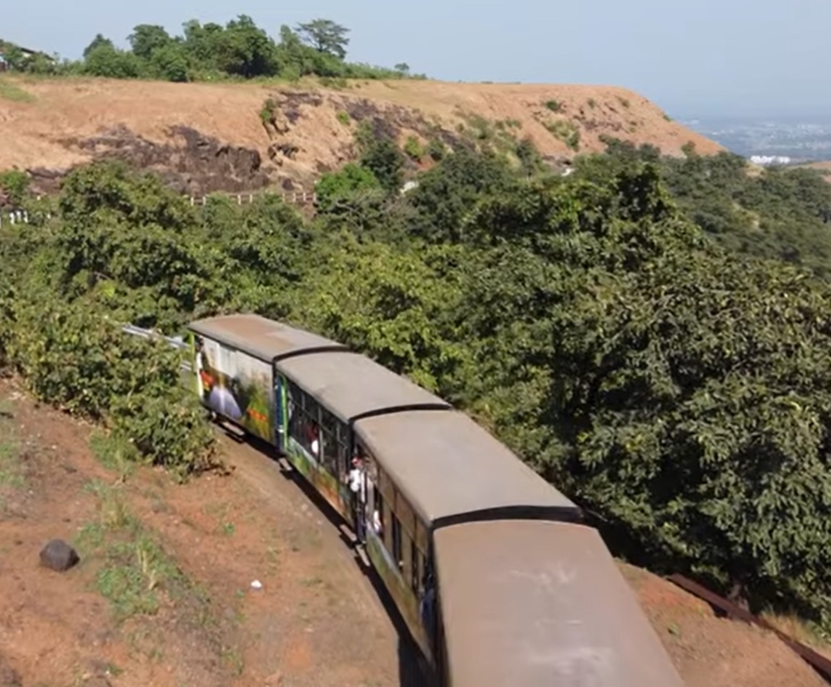 A Ã­ndia possui uma ferrovia que tem uma das viagens mais lentas do mundo: Montanhas Nilgiri. O trem sai de Mettupalayam, a 326 metros em relaÃ§Ã£o ao nÃ­vel do mar, e viaja atÃ© Udhagamandalam, a 2.203 metros.