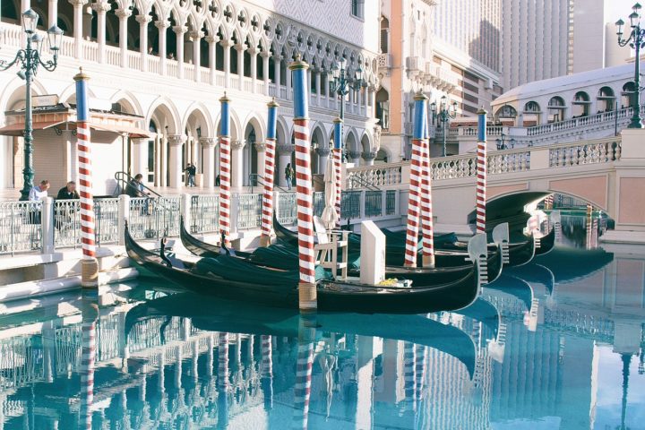 O Venetian, com uma réplica de Veneza dentro do hotel, e o Luxor, que tem um formato de pirâmide egípcia, são outros dos hotéis famosos da cidade.-wikimedia commons Stevenliuyi