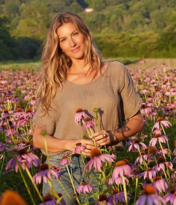 “Logo depois de completar 40 anos, na verdade, senti uma grande diferença entre quando bebia uma taça de vinho e quando não bebia uma taça de vinho”, disse Gisele, acrescentando que, ao parar de beber, ficou mais consciente e menos ansiosa. -reprodução instagram