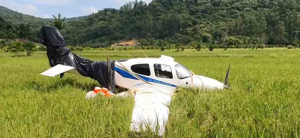 O sistema faz com que o avião fique um pouco inclinado para facilitar na hora de tocar o solo. -Reprodução TV NSC