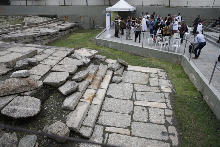 O mercado, então, foi transferido, mas ainda não havia o ancoradouro. Assim, a alternativa encontrada foi desembarcar os escravizados na alfândega e imediatamente enviá-los de bote ao Valongo, de onde saltariam diretamente na praia.